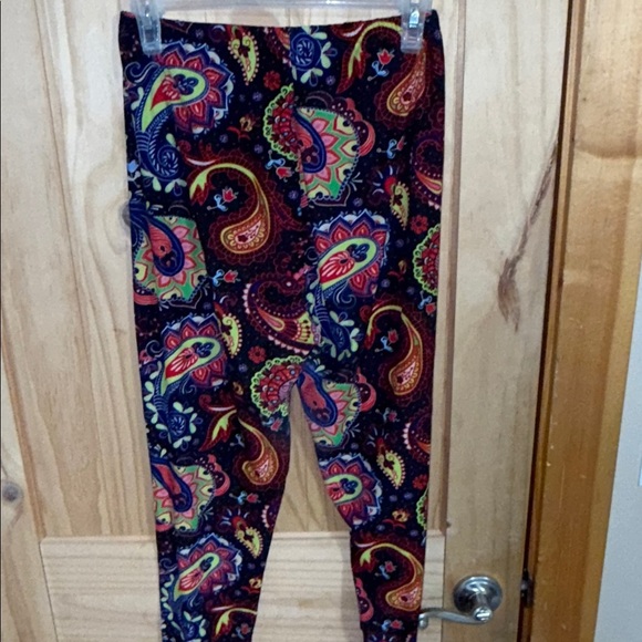 Colorful Paisley Print Women's Leggings - Picture 3 of 3